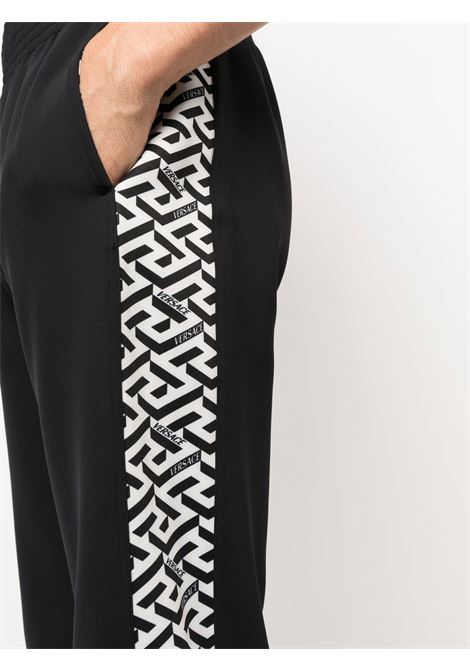 pantalone sportivo nero con banda laterlae in stampa La Greca VERSACE | 1002101-1A016232W020