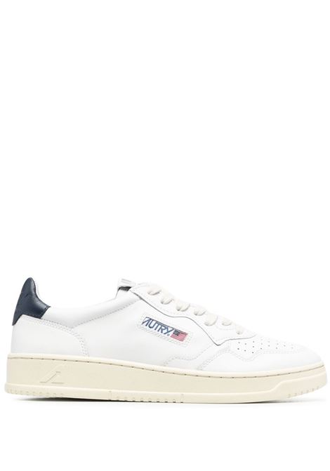 Sneakers in pelle di vitello bianca e blu scuro con logo Autry sul lato AUTRY | AULM-LL12WHT/SPACE