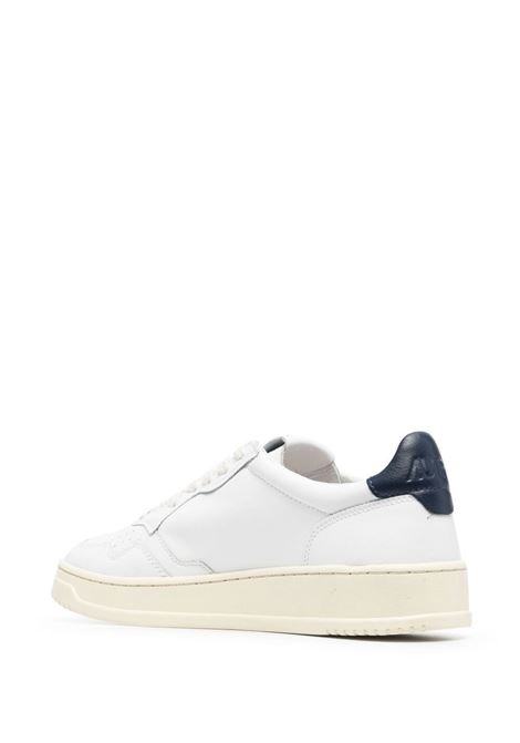 Sneakers in pelle di vitello bianca e blu scuro con logo Autry sul lato AUTRY | AULM-LL12WHT/SPACE