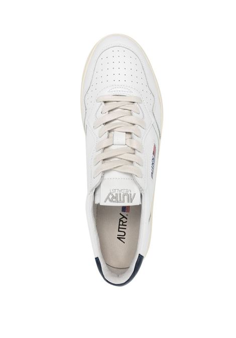 Sneakers in pelle di vitello bianca e blu scuro con logo Autry sul lato AUTRY | AULM-LL12WHT/SPACE