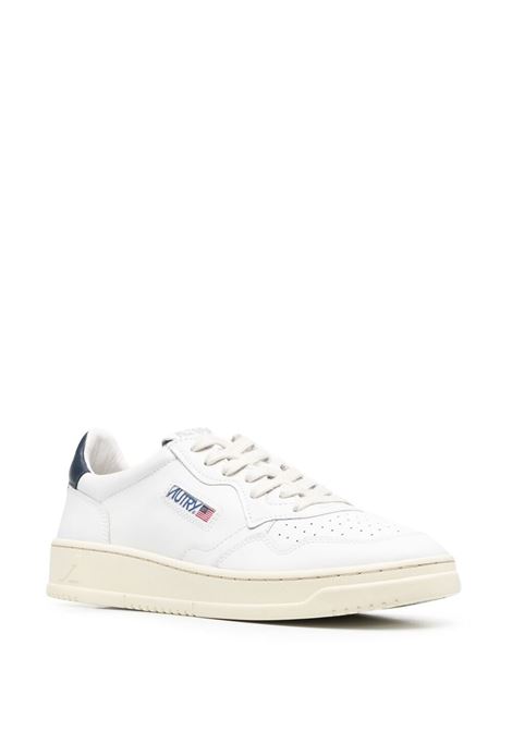 Sneakers in pelle di vitello bianca e blu scuro con logo Autry sul lato AUTRY | AULM-LL12WHT/SPACE
