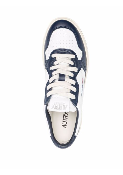 Sneakers basse Action in pelle di vitello bianca e blu con  logo Autry AUTRY | AULM-WB04WHT/BLUE